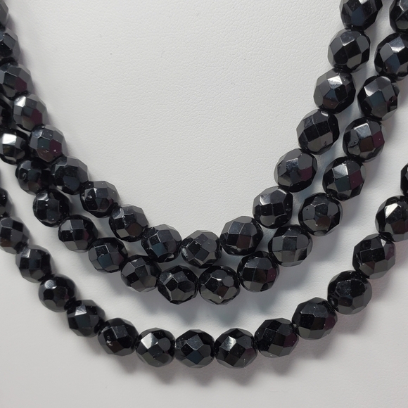 VINTAGE HOBE SIGNED THREE STRAND BLACK FACETED BEAD NECKLACE BOX CLASP JEWELRY - Picture 3 of 12